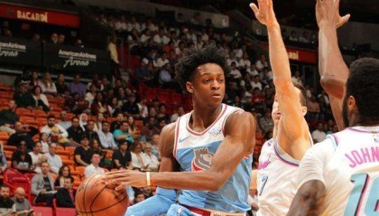  福克斯准绝杀国王客场险胜尼克斯显韧性