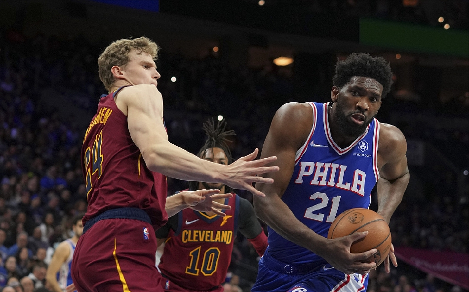  恩比德内线无人可挡，76人碾压尼克斯延续客场强势