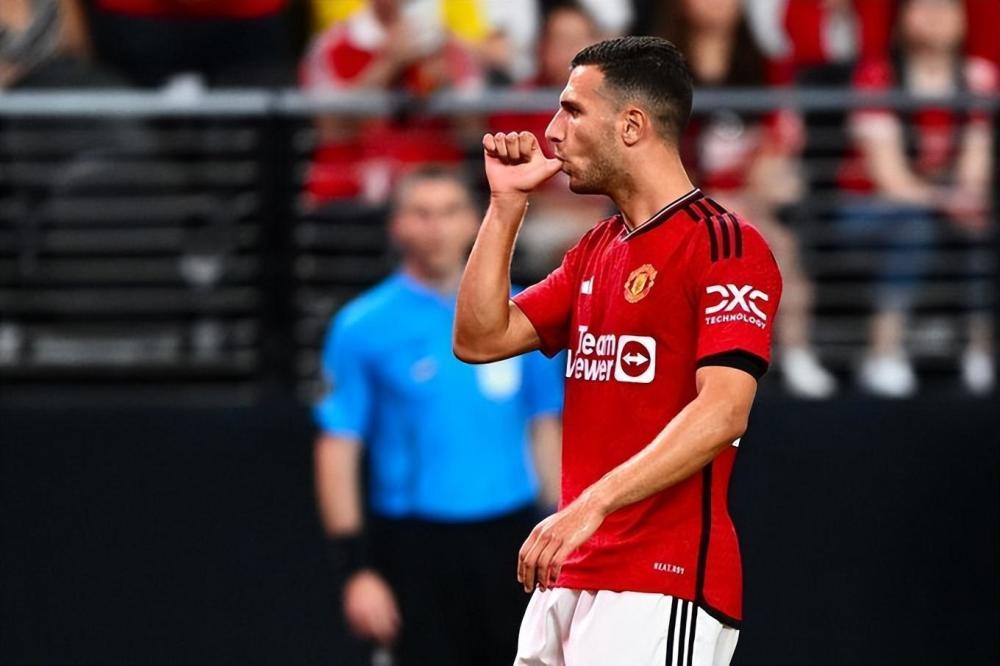  曼联奥纳纳低级失误送点，梦剧场看台响起嘘声一片  